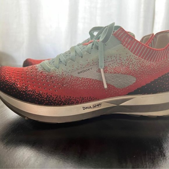 🌟 Elevate Your Style with Brooks Women's Levitate 2 Coral/Blue/Black 9 B US 🌟 - Picture 1 of 5